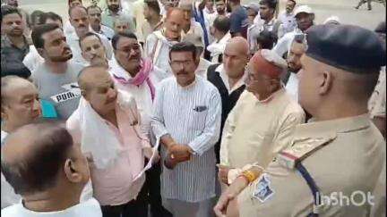 जबलपुर: ग्राम तिलगवां में यादव परिवार पर झूठे केस को लेकर यादव समाज के कार्यकर्ता एसपी कार्यालय पहुंचे, निष्पक्ष जांच की मांग
