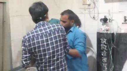 सीतापुर: मोहद्दीपुर ग्राम पंचायत में पारिवारिक विवाद के चलते एक व्यक्ति की जमकर पिटाई, चाकू से किया गया हमला
