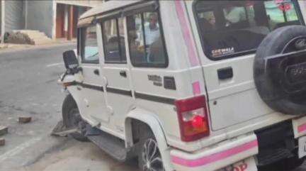 लालगंज: गंभीरपुर में पुलिस उपाधीक्षक एलआईयू प्रज्ञान की बोलेरो वाहन अनियंत्रित होकर विद्युत पोल से टकराई, गंभीर रूप से घायल