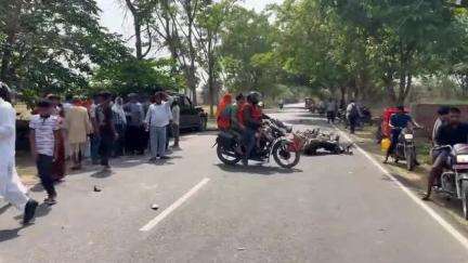 जयनगर: गरचांच मोड़ के पास बाइक सवार को बचाने के प्रयास में कार बिजली के खंभे से टकरा गई, दो घायल