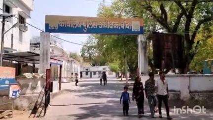बांदा: एसपी ऑफिस पहुंचकर एक परिवार ने कुछ लोगों पर गाली देने, मारपीट करने व फायरिंग का आरोप लगाते हुए गुहार लगाई