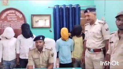 काराकाट: काराकाट थाना क्षेत्र के पांडेय डिहरी पुल के पास बाइक लूटने का प्रयास कर रहे 4 अपराधियों को पुलिस ने पकड़कर किया हवाले