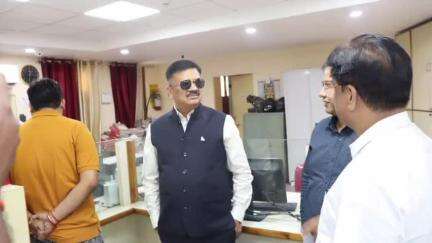 जौनपुर: DM ने पंजाब नेशनल बैंक की मुख्य शाखा और शाही पुल का किया औचक निरीक्षण