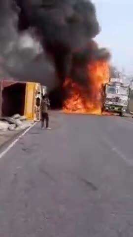 दमोह: हादसे के बाद दो ट्रकों में लगी भीषण आग, घटना का वीडियो सोशल मीडिया पर वायरल
