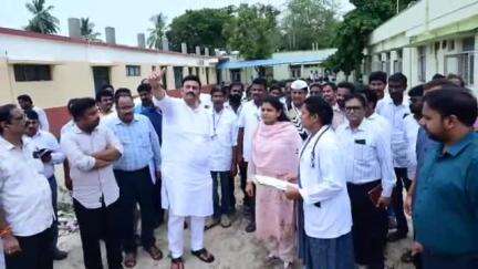 ఉండి: ఆకివీడు సామాజిక ఆరోగ్య కేంద్రాన్ని ఆకస్మికంగా సందర్శించిన ఎమ్మెల్యే రఘురాం కృష్ణంరాజు, జిల్లా కలెక్టర్ నాగరాణి