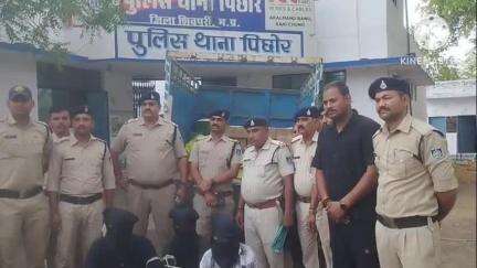 पिछोर: पिछोर पुलिस ने आरोपी से 40 पेटी बोल्ट कैन, 9 पेटी देसी शराब, एक बोलेरो पिकअप और एक बाइक ज़ब्त की