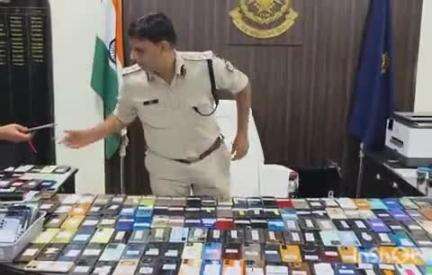 भिंड नगर: भिंड पुलिस ने 40 लाख से ज़्यादा के 307 खोए हुए मोबाइल बरामद किए, एसपी ने मालिकों को बुलाकर किए वापस