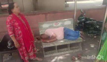 आगरा: ताजमहल देखने आए पर्यटक की तबीयत हुई खराब, पुलिस ने इलाज के लिए भेजा अस्पताल