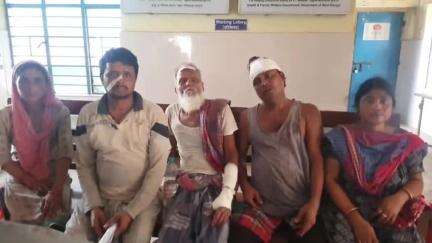 ইটাহার: ইটাহারের সন্তোষপুর এলাকায় কদম গাছ কাটাকে কেন্দ্র করে দুই প্রতিবেশীর মারপিটে গুরুতর জখম একই পরিবারের ৬ জন