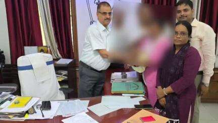 समस्तीपुर: केंद्रीय दत्तक संस्थान के बच्चे को देवघर के दंपति को सौंपा गया