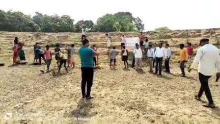 खड़गपुर: अमृत सरोवर शर्मा टोला में जल संरक्षण के लिए जन भागीदारी कार्यक्रम में श्रमदान