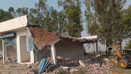 थानेसर: डीटीपी टीम ने दर्रा खुर्द और मलिकपुर में 4.5 एकड़ में बनी 2 अवैध कॉलोनियों को तोड़ा