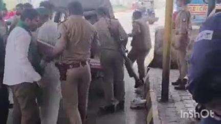 हापुड़: गढ़ थाना क्षेत्र के टोल प्लाजा पर वाहन निकालने को लेकर हुआ विवाद, भाकियू कार्यकर्ता धरने पर बैठे