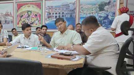 करौली: जिला स्तरीय जनसुनवाई व जन अभियोग सतर्कता समिति की कलेक्ट्रेट में बैठक, परिवादी की समस्या का मौके पर निस्तारण