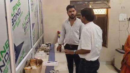 निचलौल: अर्बन आयुषमान आरोग्य मंदिर सिसवा का निरीक्षण करते डिप्टी सीएमओ डॉ. के. पी. सिंह और डॉ. वीर विक्रम सिंह