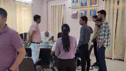 मंदसौर: मंदसौर पीजी कॉलेज में परीक्षा केंद्र के बाहर से छात्र के मोबाइल से सिम चोरी, विचित्र मामला
