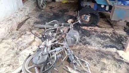 रन्नौद: डेढ़पोर मोहल्ला में पत्नी से विवाद के बाद बेटे के घर में आग लगा दी, पिता ने की मारपीट, तीन लाख रुपए का नुकसान हुआ