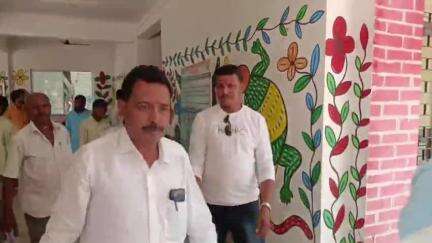 गांडेय अंचल कार्यालय में कार्यप्रणाली सुधार को लेकर तालाबंदी स्थगित, राजकुमार पाठक के नेतृत्व में