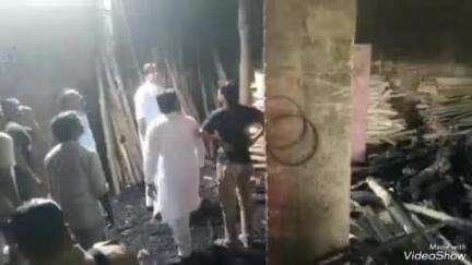 बेहट: कुरडीखेड़ा में मकान में आग लगने की सूचना पर पहुंचे सपा विधायक, अधिकारियों से की मुआवजे की मांग