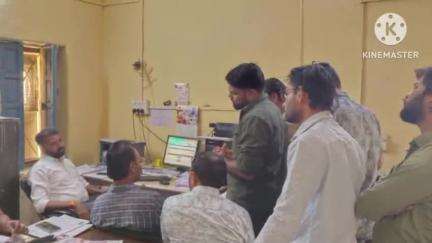 बकानी: बकानी कस्बे में गंदगी के खिलाफ जनता का आक्रोश, विकास अधिकारी को सौंपा जन अधिकार पत्र