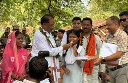 दंतेवाड़ा: दंतेवाड़ा की होनहार छात्रा रमशिला नाग को बोर्ड परीक्षा में 9वाँ स्थान पाने पर मुलेर गांव में मुख्यमंत्री ने दी बधाई