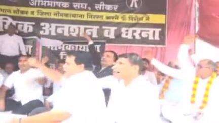 सीकर: कलेक्ट्रेट परिसर के बाहर वकीलों का धरना 74वें दिन भी जारी, वकीलों ने की जमकर नारेबाजी