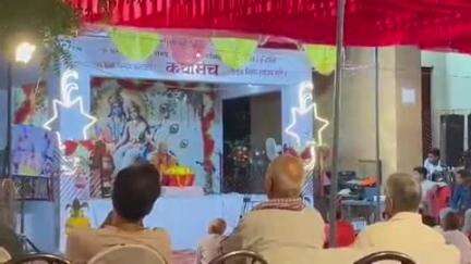 सुल्तानपुर: कुड़वार क्षेत्र के तिलकपुर में चल रही कथा में बड़ी संख्या में श्रद्धालु पहुंचे