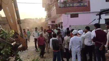 बेल्थरा रोड: एकसार पिपरौली बड़ागांव में हाईकोर्ट के निर्देश पर खलिहान की भूमि के अवैध अतिक्रमण पर फिर गरजा बुलडोजर