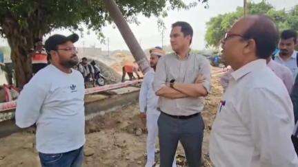 कोल: नगर निगम के आयुक्त ने खैर रोड व गूलर रोड पर सड़क नाला निर्माण कार्य का किया निरीक्षण, फर्म को लेबर बढ़ाने की दी हिदायत