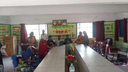 टाटीझरिया: बेडम पंचायत भवन में मंईयां सम्मान योजना के लाभार्थियों के आधार सीडिंग के लिए लगा कैंप