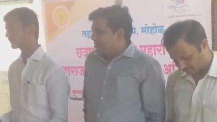मोहोळ: तलाठी कार्यालय येथे नागरिकांना विविध दाखल्यांचे वाटप