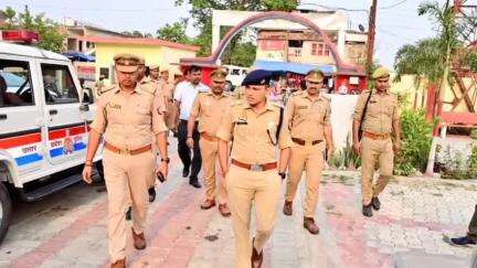 निचलौल: पुलिस अधीक्षक महराजगंज ने किया थाना ठूठीबारी का आकस्मिक निरीक्षण