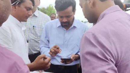 बहादुरगंज: जिला पदाधिकारी ने असुरा निशंदरा घाट पर पुल निर्माण स्थल का किया निरीक्षण