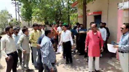नीमच नगर: बिजली कंपनी के आउटसोर्स कर्मचारियों ने विद्युत कार्यालय में ज्ञापन दिया, 3 महीने का बोनस और 11 महीने का एरियर नहीं मिला