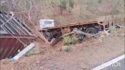 गोरेगाव: मुरदोली जंगल परिसरातील गोंदिया-कोहमारा राष्ट्रीय मार्गावर जांभूळ ढोडी नाल्यावर कंटेनर पलटला, जीवितहानी नाही