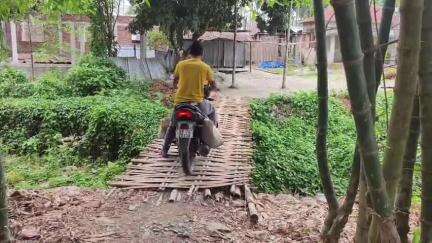 ধূপগুড়ি: চ্যারেঙ্গা নদীর উপর বাশের সাকোর উপর দিয়ে ঝুকি নিয়ে যাতায়াত করছে ধুপগুড়ি ও নাগরাকাটা ব্লকের বাসিন্দারা#jansamasya