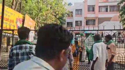 पीलीभीत: विकास भवन का गेट बंद कर भारतीय किसान यूनियन अराजनैतिक के कार्यकर्ताओं ने किया हंगामा, डीडीओ के जाने पर भड़के