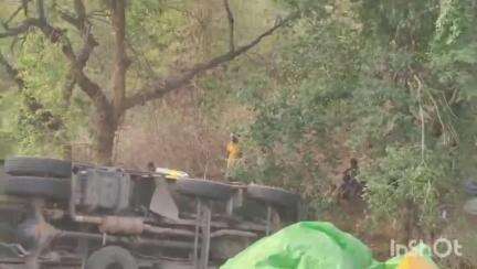 प्रतापपुर: ग्राम भेड़िया में तेज रफ्तार धान लोट ट्रक अनियंत्रित होकर पलटा, हादसे में चालक और परिचालक घायल