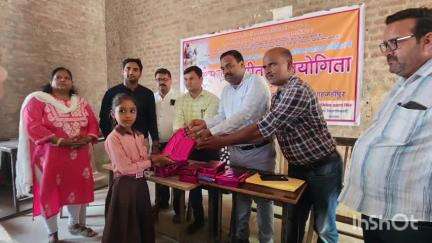 कलान: मिर्जापुर के जानकी महाराज इंटर कॉलेज में सरकार के निर्देश पर श्रीमद् भागवत गीता प्रतियोगिता का आयोजन हुआ