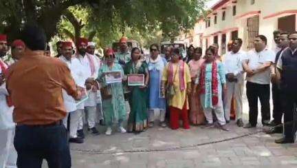 पीलीभीत: सोफिया पर बयान देने वाले भाजपा के मंत्री के खिलाफ सपा कार्यकर्ताओं ने कलेक्ट्रेट में किया प्रदर्शन, दिया ज्ञापन