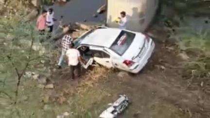 पिंडवाड़ा: बनास पुलिया से करीब 30 फुट नदी में गिरी कार, हादसे में चालक गंभीर रूप से घायल