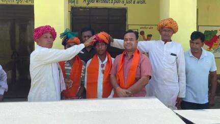 हथून विद्यालय में समाजसेवी श्री दीपक जी कमालिया ने विद्यार्थियों के लिए 15,000 रुपये की सहयोग राशि दी, बनवाई टेबलें