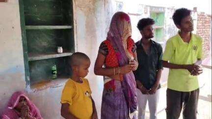 करौली: रौसी विद्यालय परिवार ने गरीब छात्र की मौत पर उसके परिवार की आर्थिक सहायता की