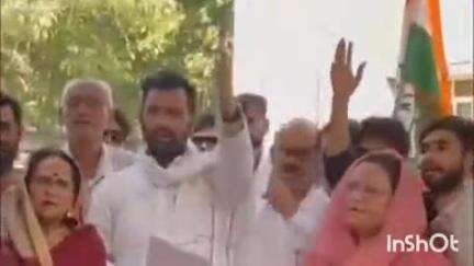 बिजनौर: बिजनौर में कांग्रेस के कार्यकर्ताओं ने कर्नल सोफिया कुरैशी के समर्थन में किया प्रदर्शन