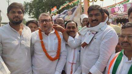 चेनारी: राहुल राज पैलेस में अखिल भारतीय कांग्रेस कमेटी के निर्देश पर गुरुवार को पार्टी के विधानसभा स्तरीय कार्यकर्ताओं की बैठक