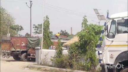 बलिया: फेफना-गड़वार मार्ग पर एसार पेट्रोल पंप के पास खाद्य विभाग के ट्रक से अनाज चोरी का वीडियो हुआ वायरल