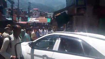 चम्बा: जिला मुख्यालय चंबा के मुख्य चौक के पास डोगरा बाजार के मोड़ पर बुलेट वाहन और कार की टक्कर