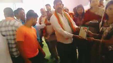 आज  हमारे गांव में सुशाहन तिहार योजना के तहत  निशुल्क राशन कार्ड वितरित किया गया