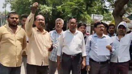 बरेली: बरेली के डीएम कार्यालय पहुंचकर निजीकरण विरोधी संयुक्त मोर्चा ने अपनी मांगों को लेकर दिया ज्ञापन