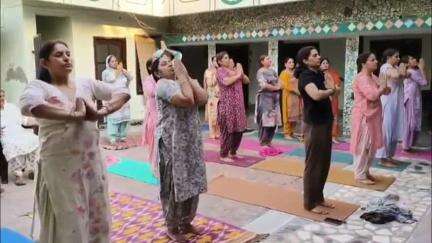 इंद्री: इंद्री हलके के गांव हंसु माजरा में महिलाओं ने आयुष विभाग के सहयोग से योग किया, विभाग ने दिया सहयोग
